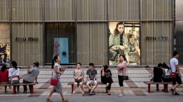 ルイ・ヴィトン、グッチのオーナーが貿易戦争と不動産不況の中、中国で厳しい状況に直面