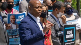 トランプ支持者がアダムズNY市長に対する汚職事件の取り下げを推し進める司法省の混乱 トランプ支持者がアダムズNY市長に対する汚職事件の取り下げを推し進める司法省の混乱