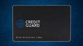 クレジットガードRFIDブロッキングカードがレビュー中：不正なクレジットカードやデビットカードのスキャン装置からの信号をブロックし、個人情報盗難を防止します。