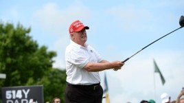 批評家たちは、関税の混乱と部隊の死者の中でのゴルフ旅行をトランプ大統領にぶつける：「彼はローマが燃えている間、もてあそんでいる」 批評家たちは、関税の混乱と部隊の死者の中