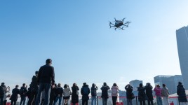 EHang社のEH216-SパイロットレスeVTOLが上海のダウンタウンで初飛行を完了。