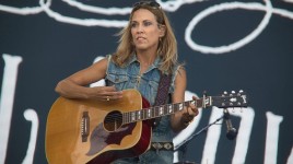 歌手のシェリル・クロウ、イーロン・マスクの政治的スタンスを理由にテスラを離れ、NPRを支持 - テスラ ( NASDAQ:TSLA )