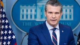 ヘグセス国防長官、安全保障に関するハイレベル会合に妻を同伴したことで非難を浴びる