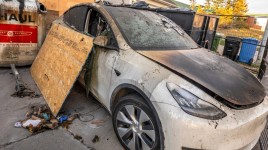 イーロン・マスクの父、テスラの破壊行為と抗議は単なる「無料宣伝」だと発言。テスラだけでなく「すべての株が下がった」と主張 - テスラ ( NASDAQ:TSLA )