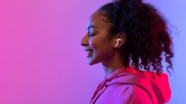 コンピューターとロボットを制御する神経イヤホン：時間、エジソン賞、そして120万ドルの政府契約に支えられたNAQI Logixとの出会い