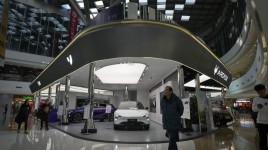 中国3万社の自動車ディーラー、価格競争と電子商取引で利ざやを圧迫され、暗い2025年に直面